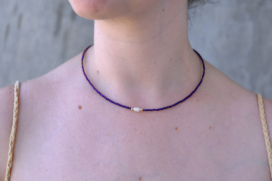 Collar morado brilloso con perla