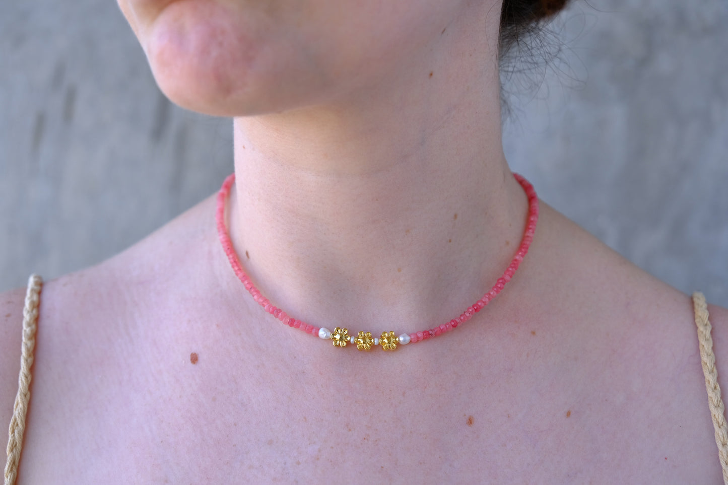 Collar rosa con flores